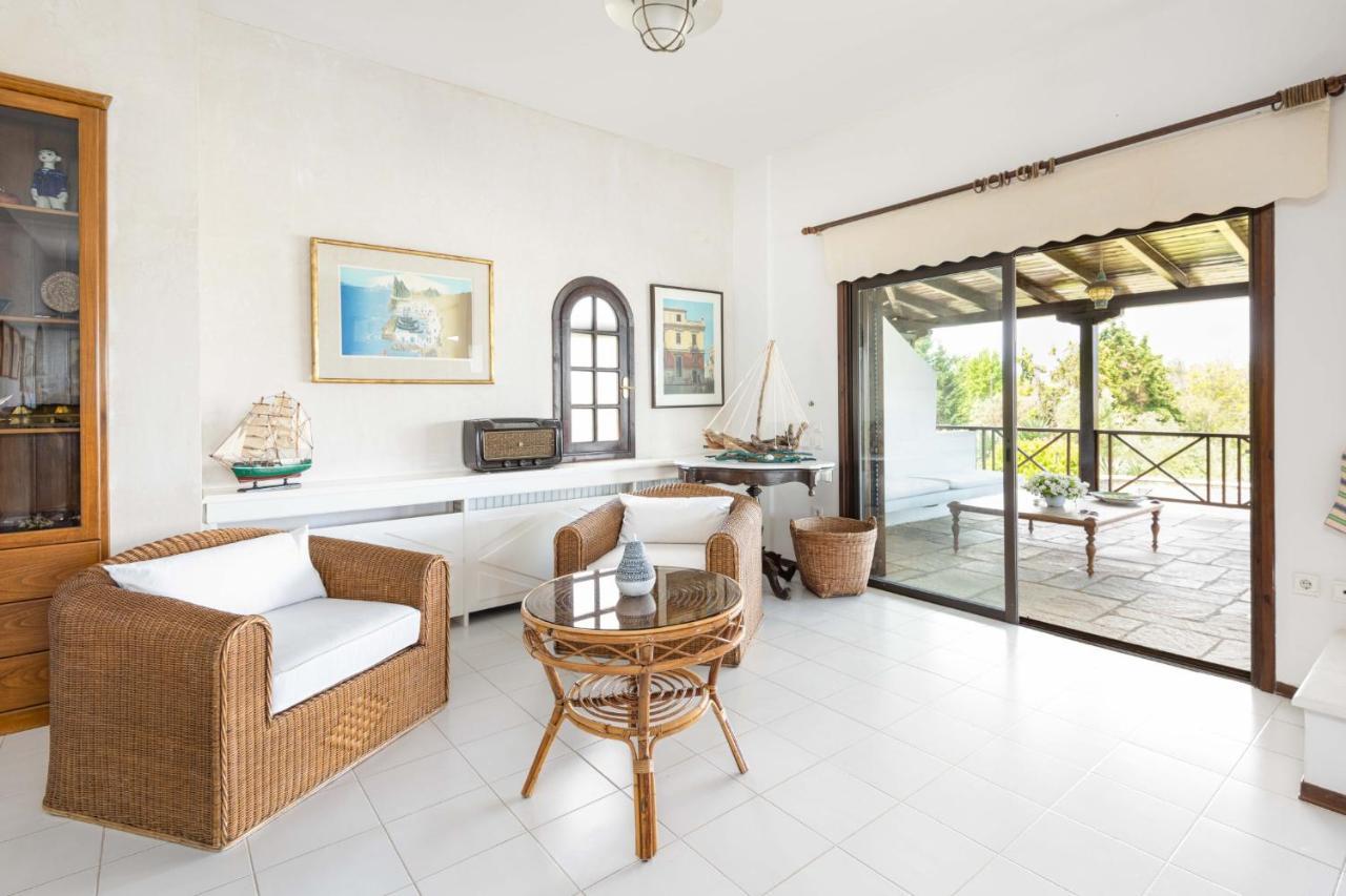 Villa Escada Pool Villa, Near Hanioti #feelslikehome